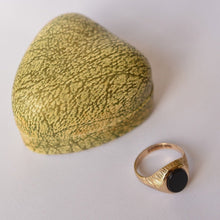 Load image into Gallery viewer, Vintage 9ct yellow gold onyx signet ring