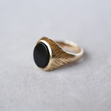 Load image into Gallery viewer, Vintage 9ct yellow gold onyx signet ring