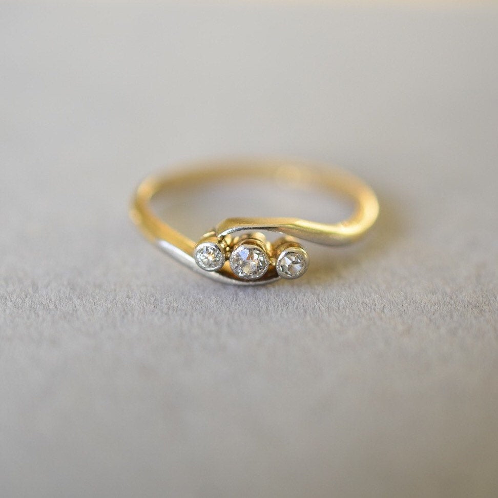 Edwardian 18ct gold diamond twist trilogy ring