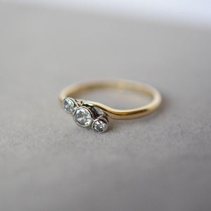 Vintage 18ct & platinum diamond twist trilogy ring